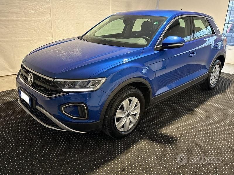 Usata VW T-Roc Life 110 CV (80 kW) 2022 Blu metallizzato SUV