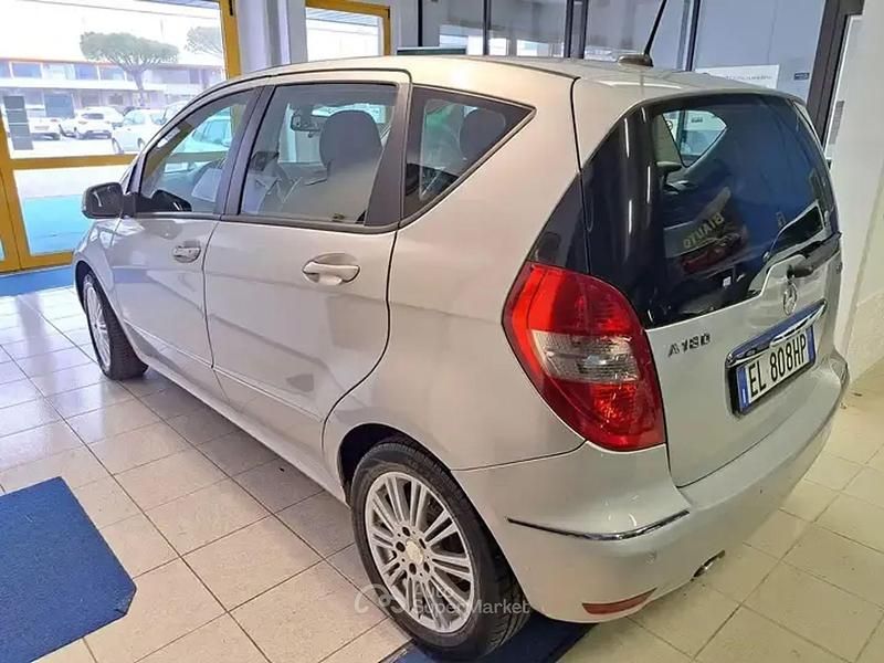 Usata Mercedes A180 109 CV (80 kW) 2011 Argento Monovolume