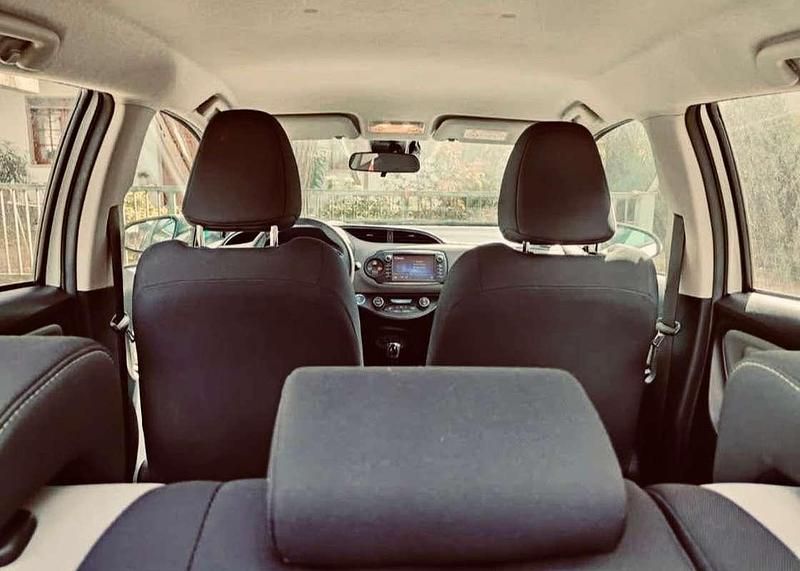 Usata Toyota Yaris 75 CV (55 kW) 2013 Bianco Utilitaria