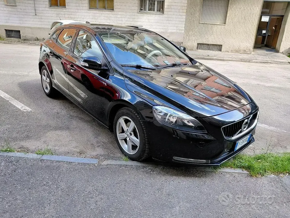 Usata Volvo V40 R-Design Momentum 120 CV (88 kW) 2016 Nero Berlina