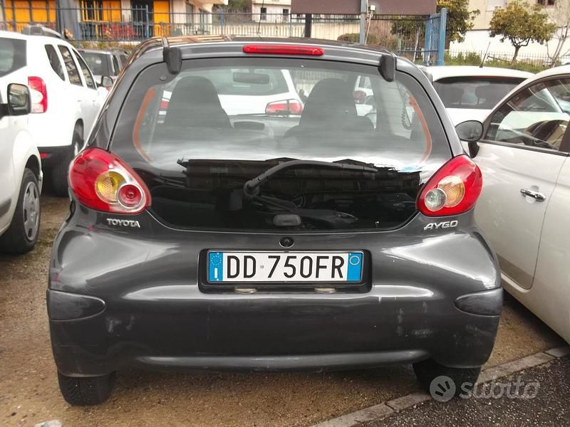 Usata Toyota Aygo Sol 67 CV (49 kW) 2006 Grigio Utilitaria