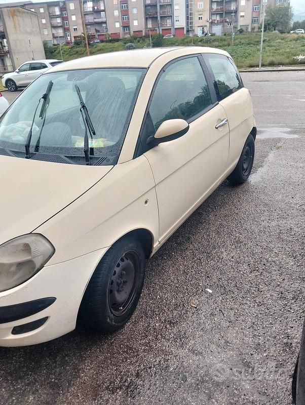 Usata Lancia Ypsilon 60 CV (44 kW) 2004 Giallo Utilitaria