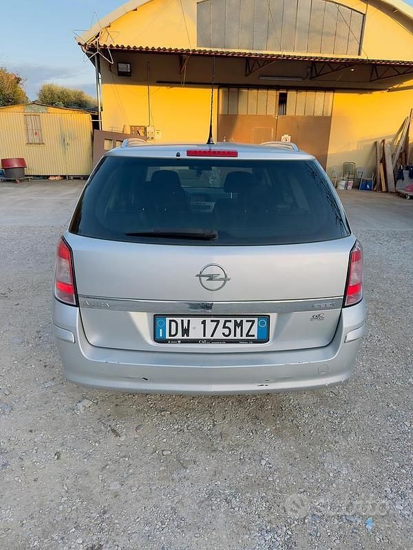 Usata Opel Astra Cosmo 110 CV (80 kW) 2009 Grigio Station wagon
