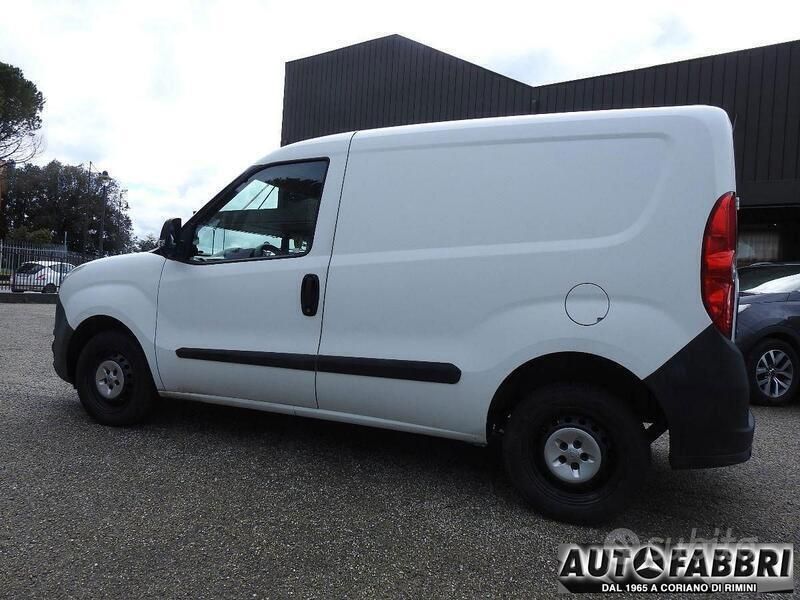 Bianco(met.) Usata 2015 Opel Combo Monovolume | 5500 € (Cara) - Immagine 1/4