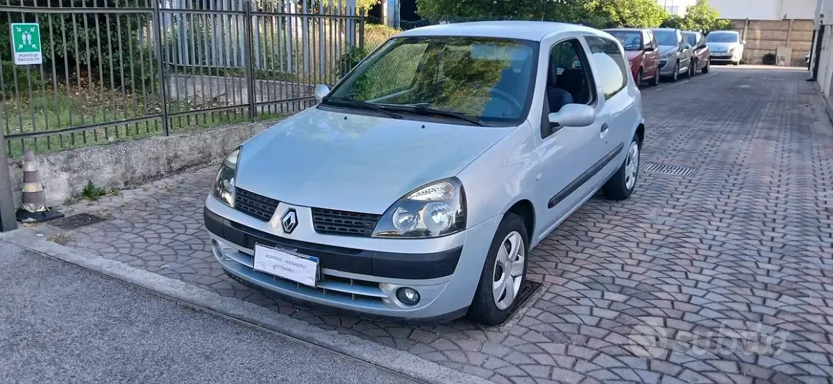 Usata Renault Clio II 75 CV (55 kW) 2004 Grigio Berlina