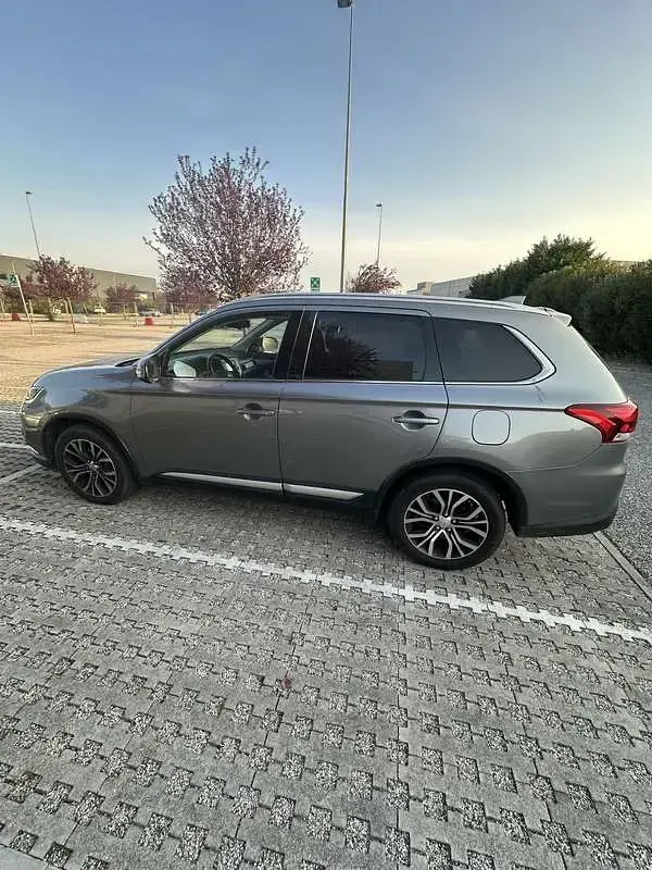 Usata Mitsubishi Outlander 150 CV (110 kW) 2017 Argento SUV