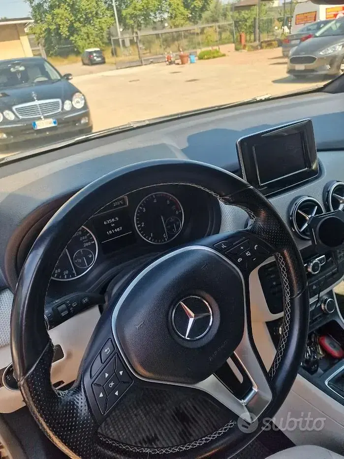 Usata Mercedes B200 Premium 156 CV (114 kW) 2012 Nero Utilitaria