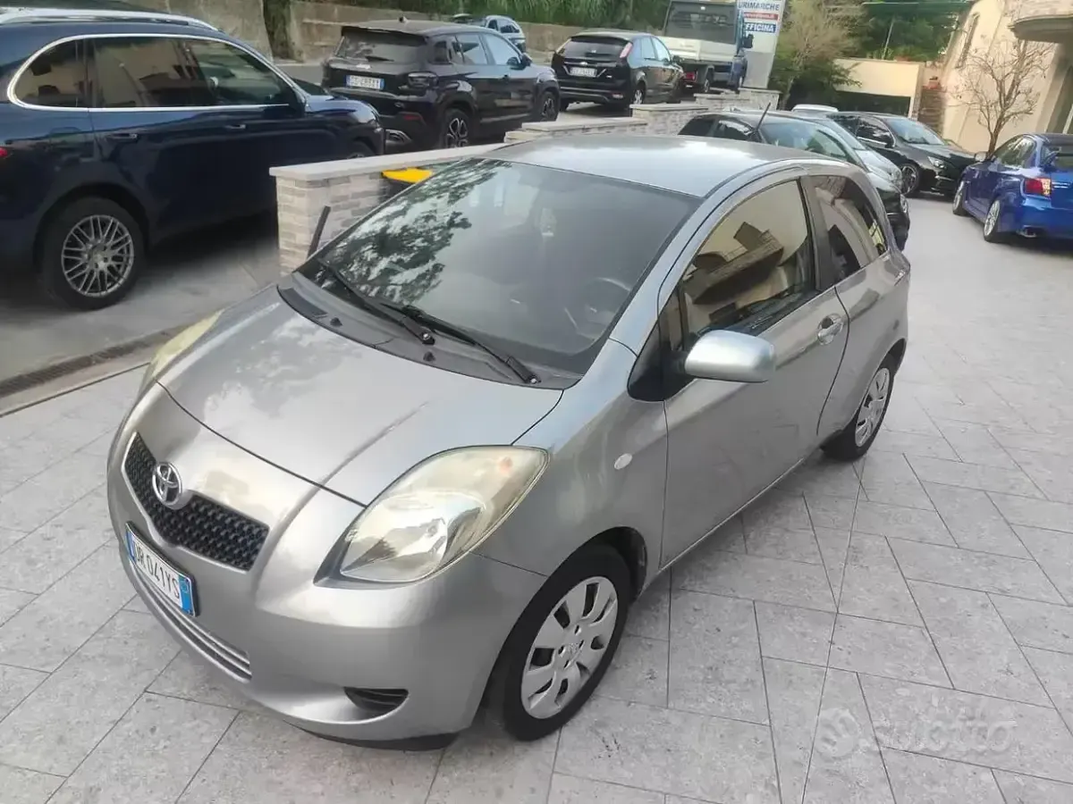 Usata Toyota Yaris Sol 69 CV (50 kW) 2008 Grigio Utilitaria