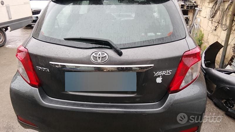 Usata Toyota Yaris 90 CV (66 kW) 2012 Grigio Utilitaria