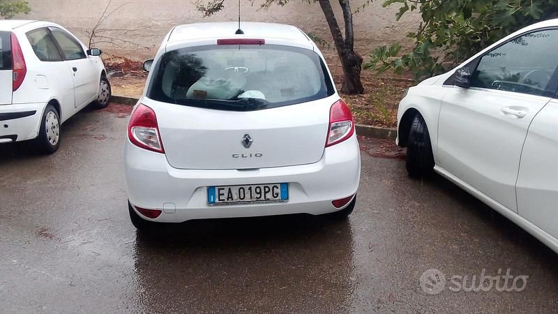 Gebraucht Renault Clio II 58 PS (42 kW) 2010 Weiß Limousine