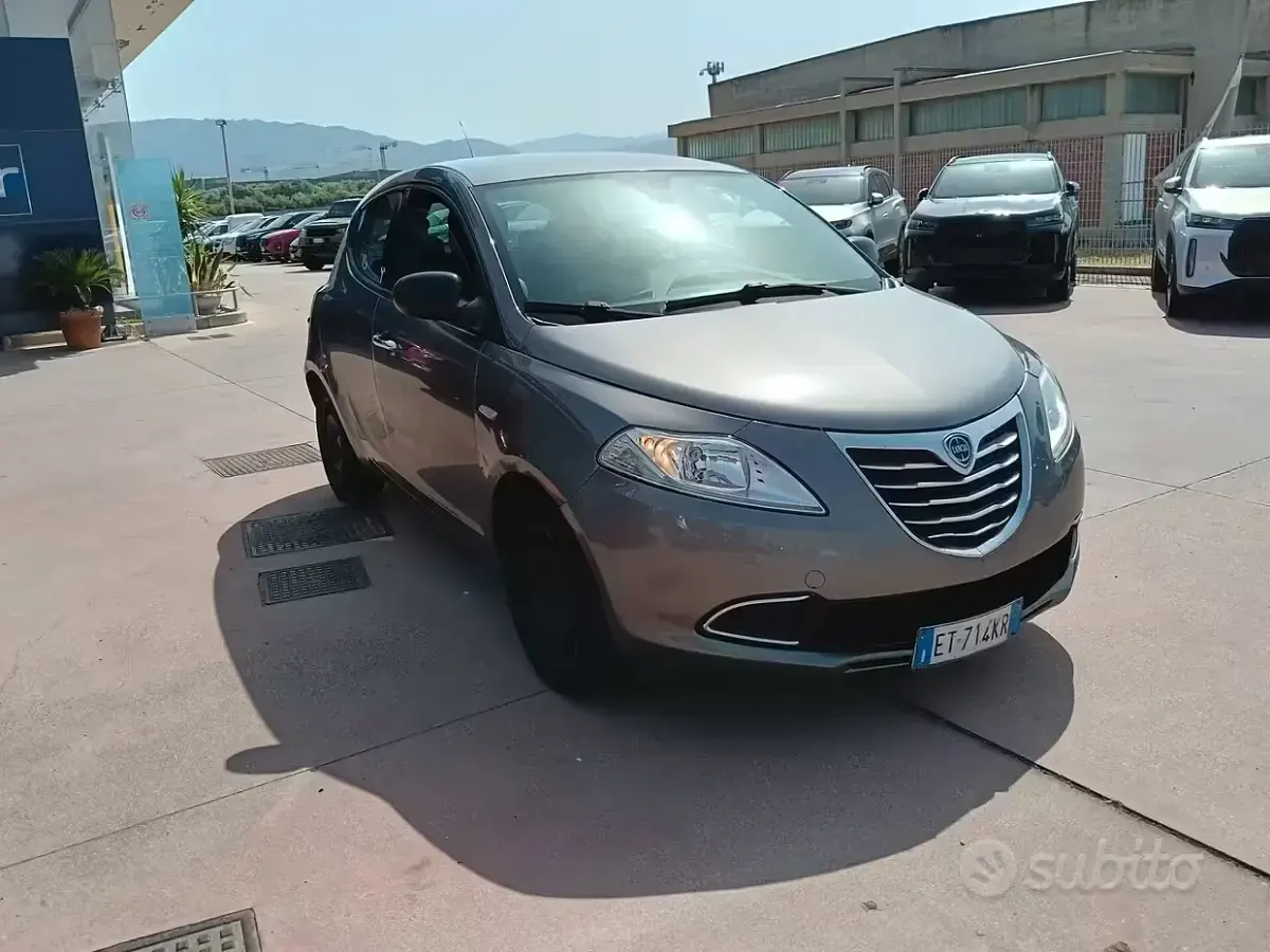 Usata Lancia Ypsilon 69 CV (50 kW) 2013 Grigio Utilitaria
