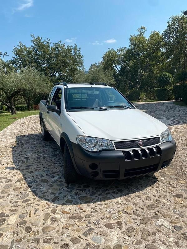 Bianco Usata 2010 Fiat Strada Pick-up | 9500 € (Buon prezzo) - Immagine 1/4