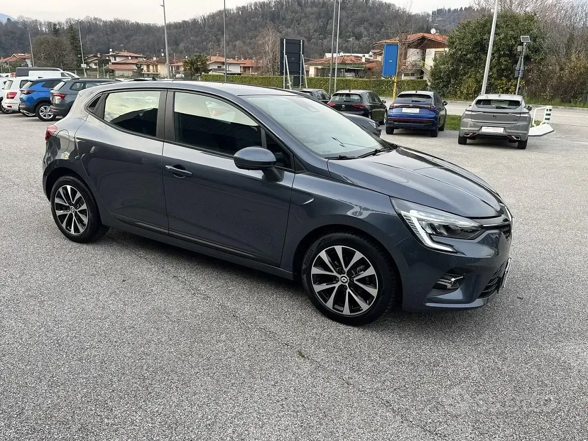 Käytetty Renault Clio V Business 90 HP (66 kW) 2022 Sininen Sedan