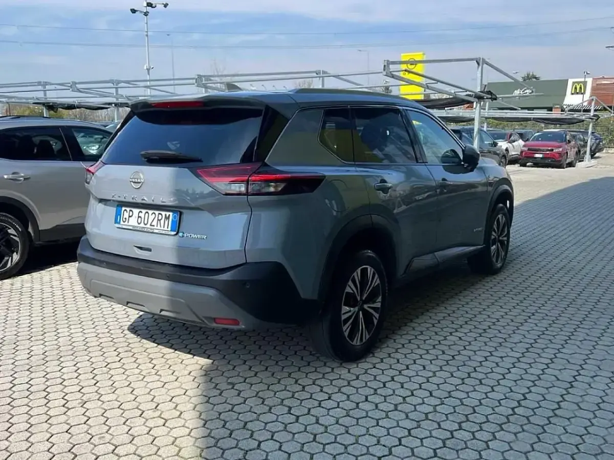 Käytetty Nissan X-Trail N-Connecta 158 HP (116 kW) 2023 Harmaa Katumaasturi