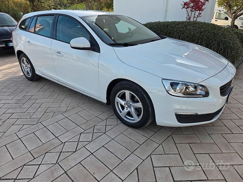Usata Volvo V60 120 CV (88 kW) 2017 Bianco Station wagon