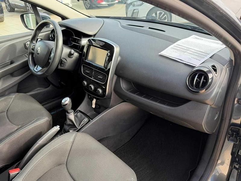 Käytetty Renault Clio IV Life 75 HP (55 kW) 2017 Harmaa Viistoperä