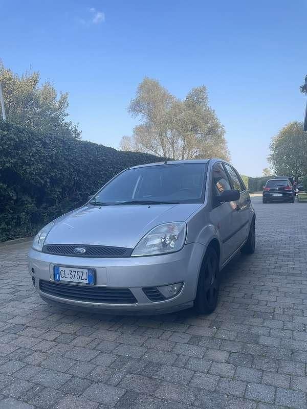 Usata 2004 Ford Fiesta Ambiente Due volumi | 3000 € (Cara) - Immagine 1/4