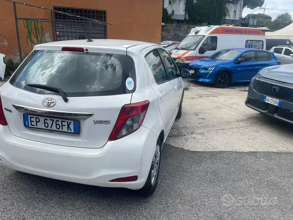 Begagnad Toyota Yaris Active 69 HK (50 kW) 2012 Vit Halvkombi