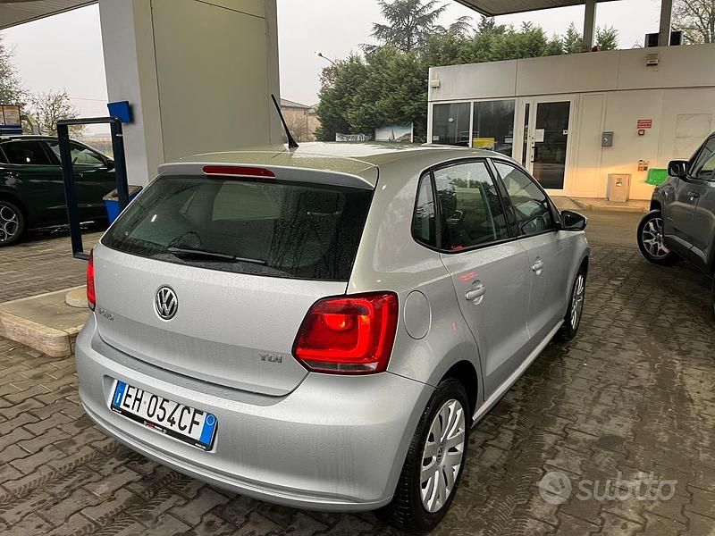 Grigio Usata 2011 VW Polo Tre volumi | 3900 € (Super prezzo) - Immagine 1/4