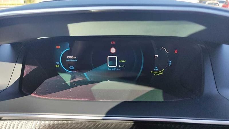 Usata Peugeot e-2008 Allure 100 kW (136 CV) 2021 Nero SUV