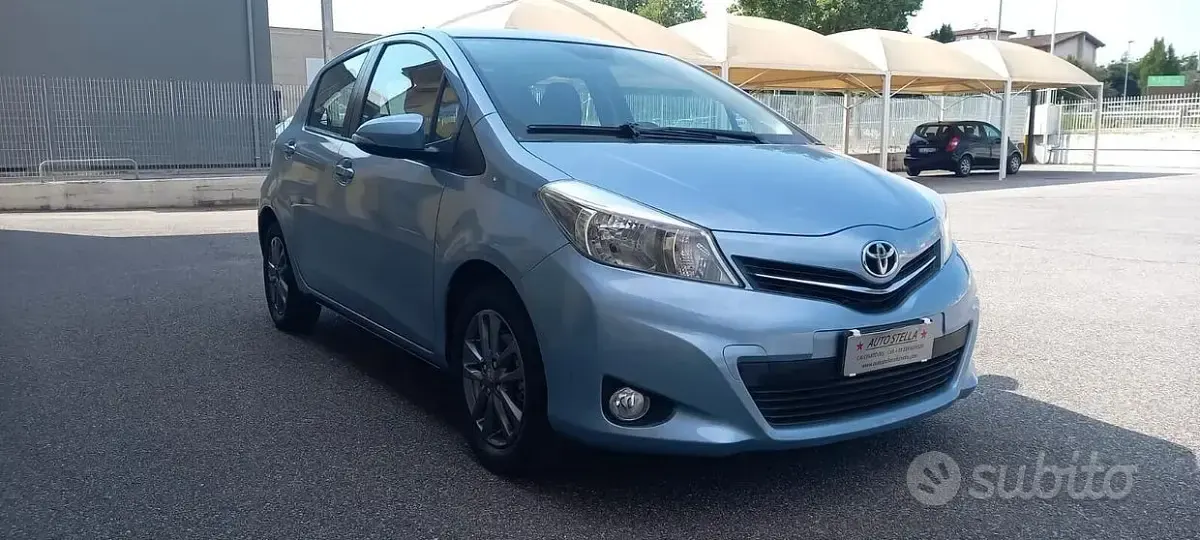 Usata Toyota Yaris Active 69 CV (50 kW) 2014 Blu Utilitaria