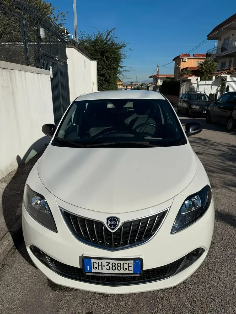 Usata Lancia Ypsilon Gold 69 CV (50 kW) 2022 Bianco Utilitaria