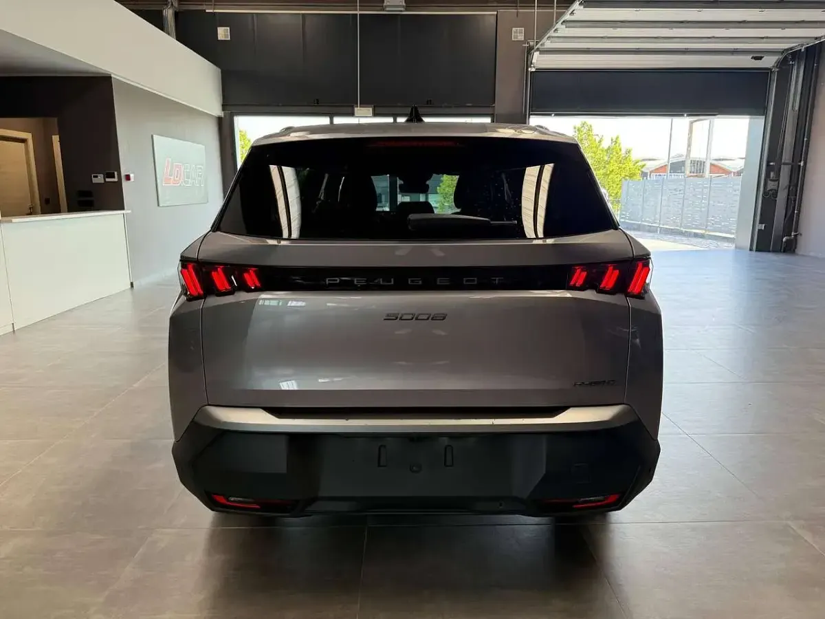 Usata Peugeot 5008 Allure 136 CV (100 kW) 2025 Argento SUV