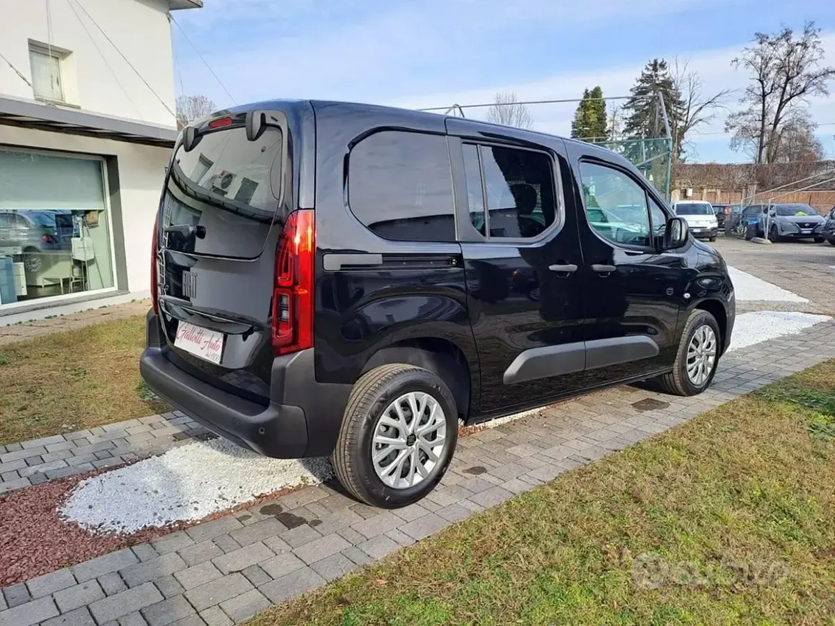 Usata Fiat Doblò 131 CV (96 kW) 2024 Nero metallizzato(632) Monovolume