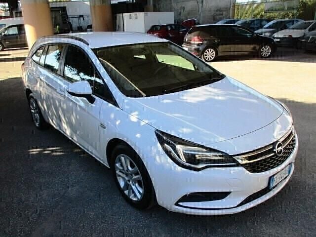 Usata Opel Astra Dynamic 136 CV (100 kW) 2017 Bianco pastello Station wagon