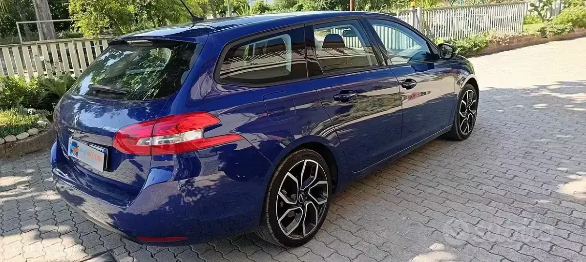 Usata Peugeot 308 SW Business-Line 130 CV (95 kW) 2018 Blu Station wagon