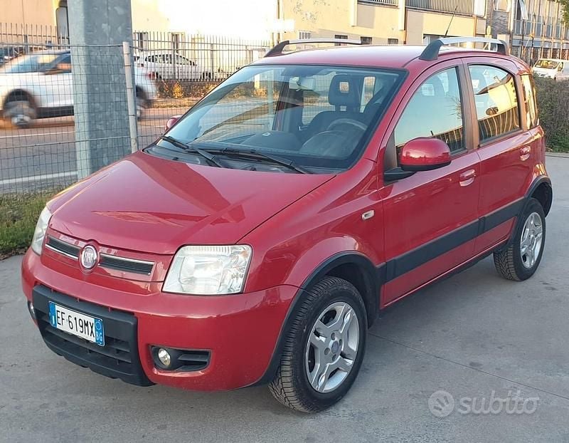 Usata Fiat Panda 4x4 74 CV (54 kW) 2011 Rosso Utilitaria