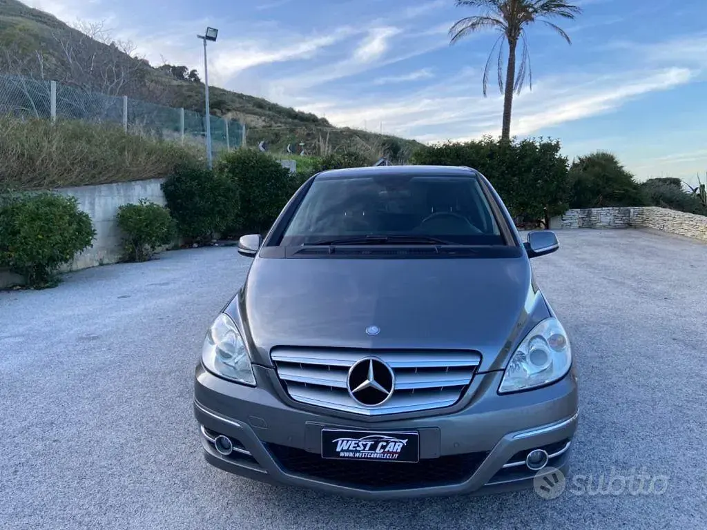 Usata Mercedes B180 Executive 109 CV (80 kW) 2011 Antracite metallizzato Utilitaria
