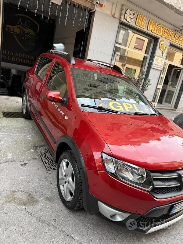Usata Dacia Sandero Stepway 90 CV (66 kW) 2016 Rosso Berlina