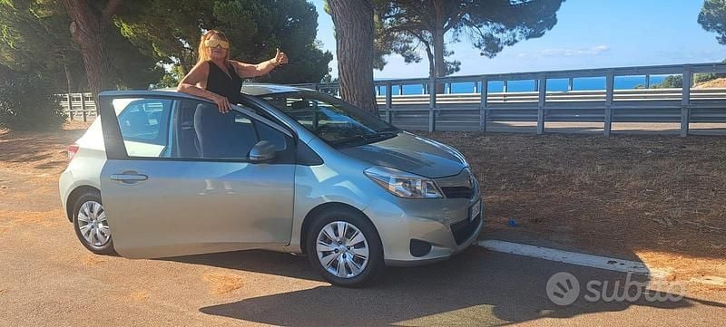 Grigio Usata 2013 Toyota Yaris Tre volumi | 6300 € (Super prezzo) - Immagine 1/4