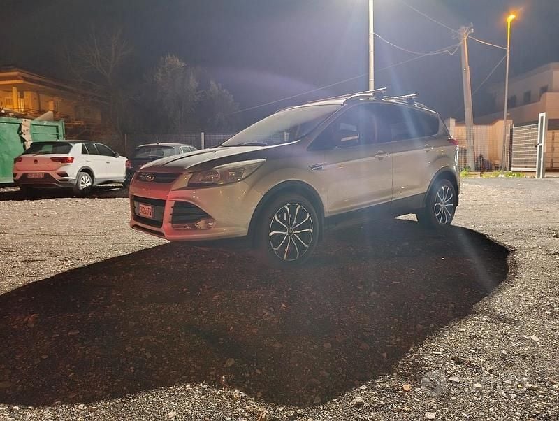 Usata Ford Kuga 140 CV (102 kW) 2014 Grigio SUV