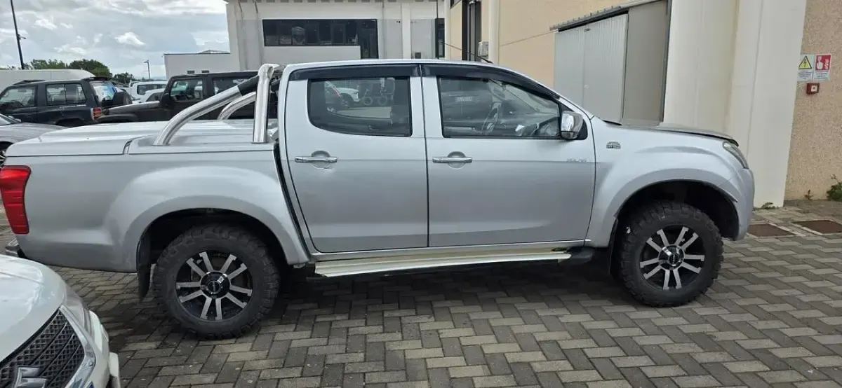 Usata Isuzu D-Max 163 CV (119 kW) 2016 Argento SUV