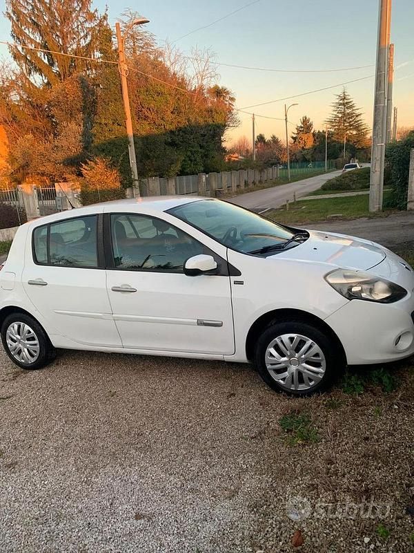 Usata Renault Clio II 75 CV (55 kW) 2011 Bianco Berlina