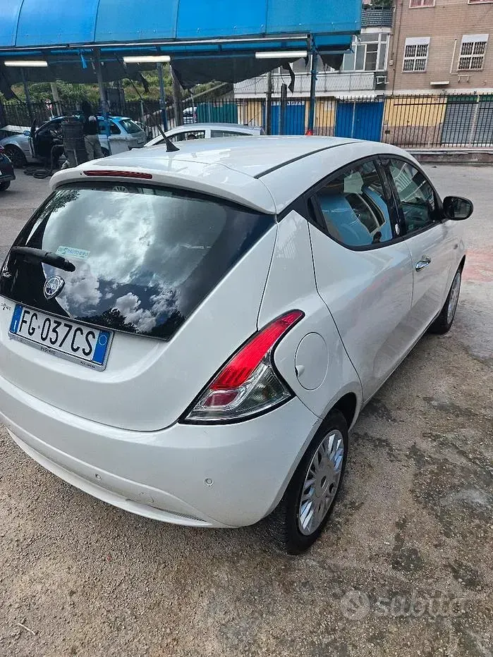 Usata Lancia Ypsilon 69 CV (50 kW) 2016 Bianco Utilitaria