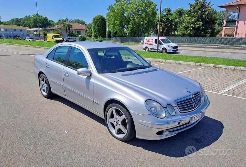 Usata Mercedes E240 AMG 177 CV (130 kW) 2002 Argento Berlina