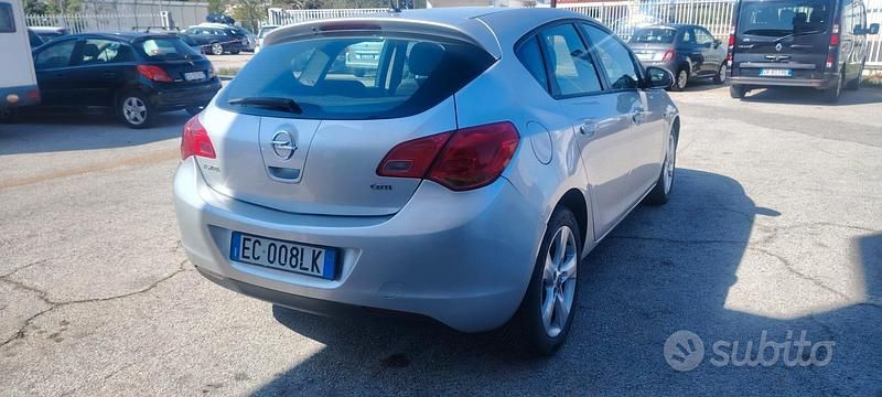 Usata Opel Astra Cosmo 110 CV (80 kW) 2011 Grigio Berlina