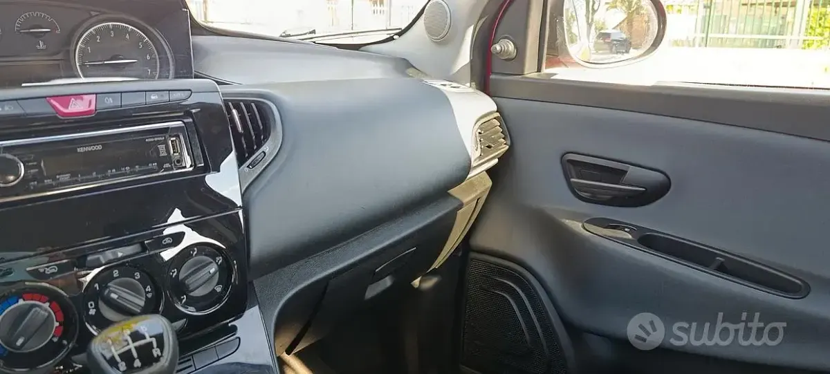 Usado Lancia Ypsilon Gold 69 HP (50 kW) 2018 Vermelho Citadino