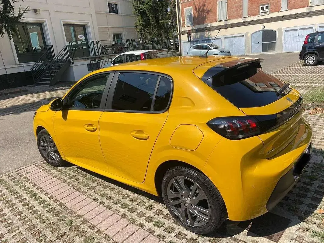 Usata Peugeot 208 Active 101 CV (74 kW) 2021 Giallo Utilitaria