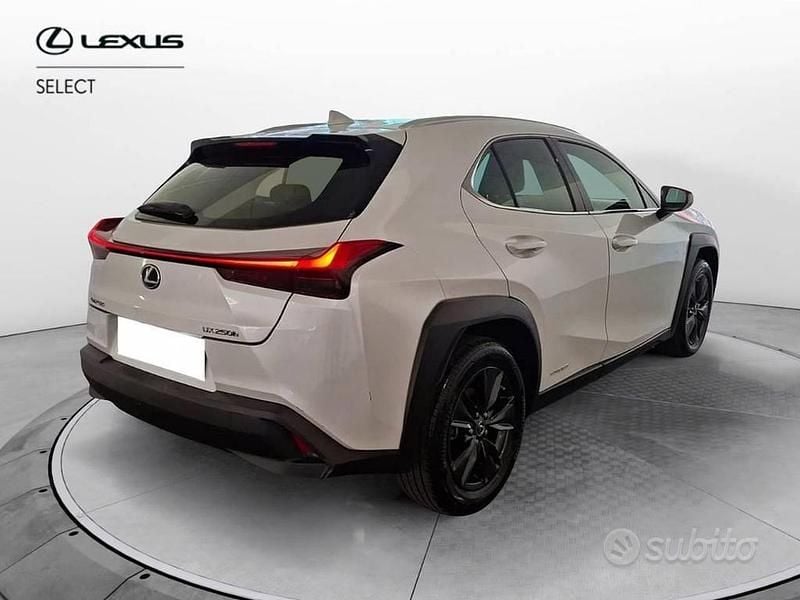 Usata Lexus UX 250h Executive Line 184 CV (135 kW) 2022 Bianco perla SUV