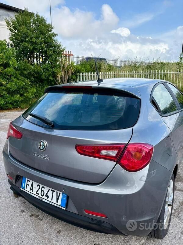 Usata Alfa Romeo Giulietta Distinctive 120 CV (88 kW) 2016 Grigio Utilitaria