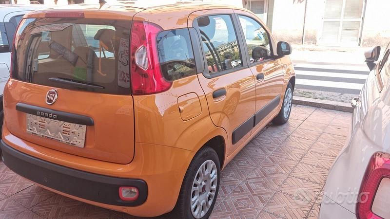 Usata Fiat Panda Lounge 69 CV (50 kW) 2017 Rosso tiziano Utilitaria
