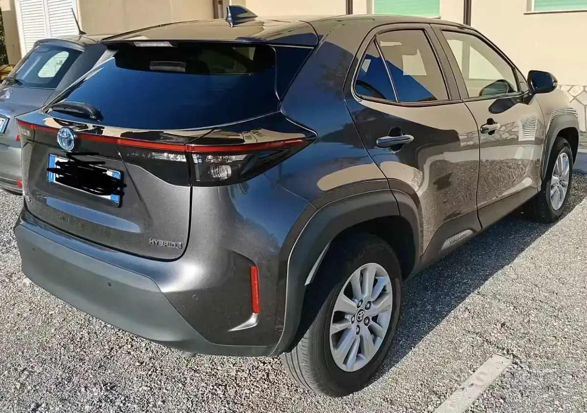 Usata Toyota Yaris Cross 92 CV (67 kW) 2024 Grigio SUV