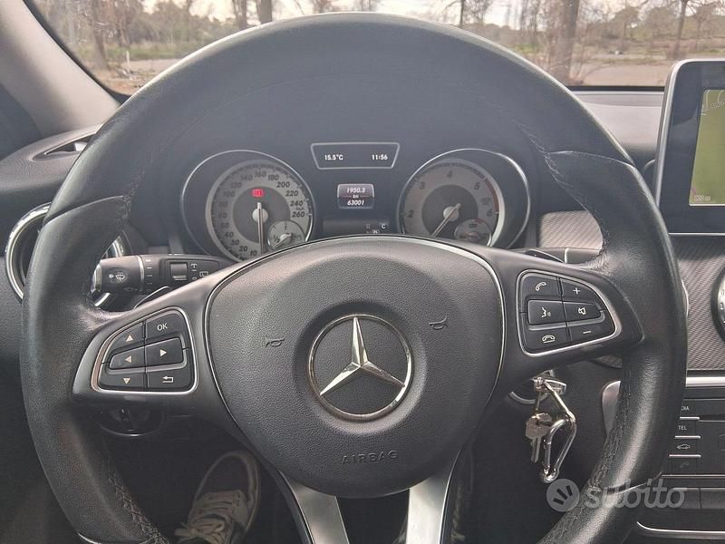 Usata Mercedes GLA180 Business 109 CV (80 kW) 2017 Grigio SUV
