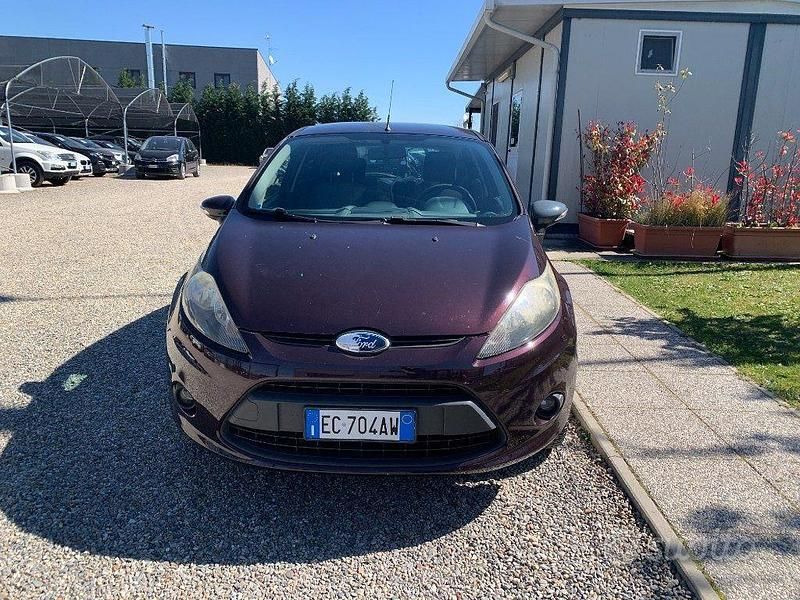 Begagnad Ford Fiesta 82 HK (60 kW) 2010 Röd Sedan