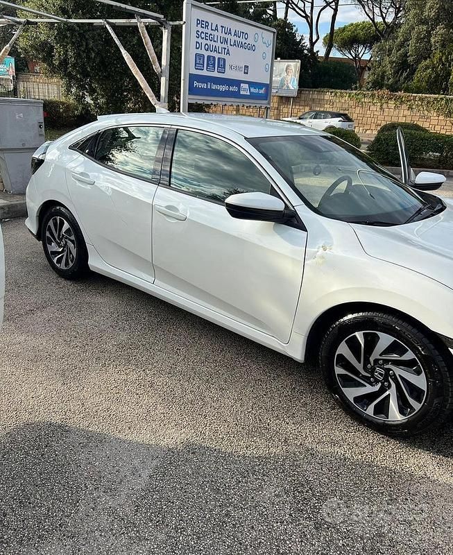 Begagnad Honda Civic Comfort 129 HK (94 kW) 2018 Vit Sedan