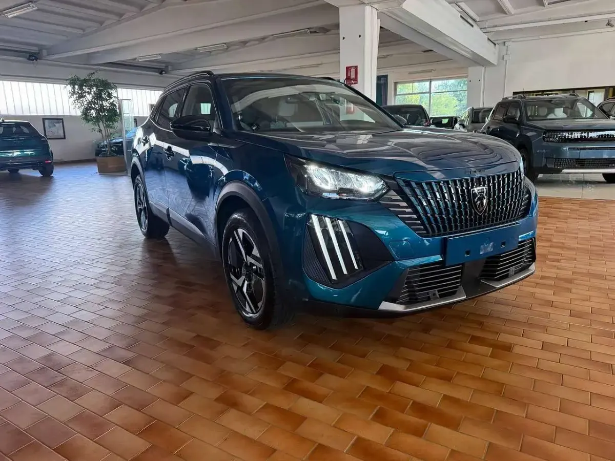 Usata Peugeot 2008 Allure+ 101 CV (74 kW) 2025 Blu/azzurro SUV